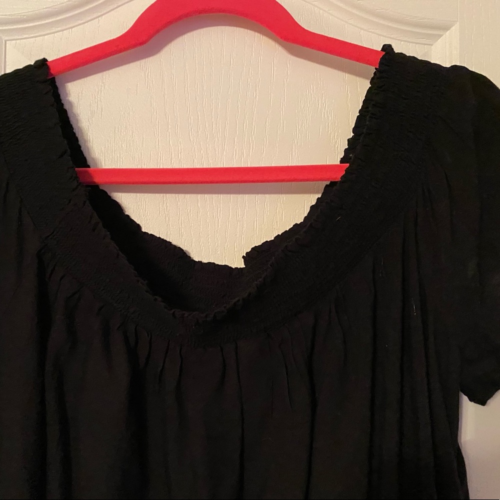 ❌SOLD❌Black Blouse With White Design